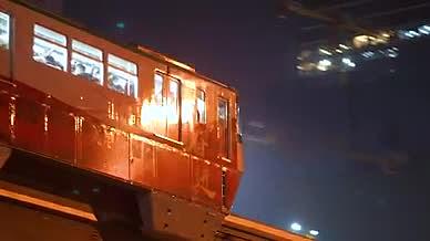 4k实拍重庆夜景轻轨轨道列车城市交通视频的预览图